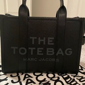 Marc Jacobs- the leather medium tote bag